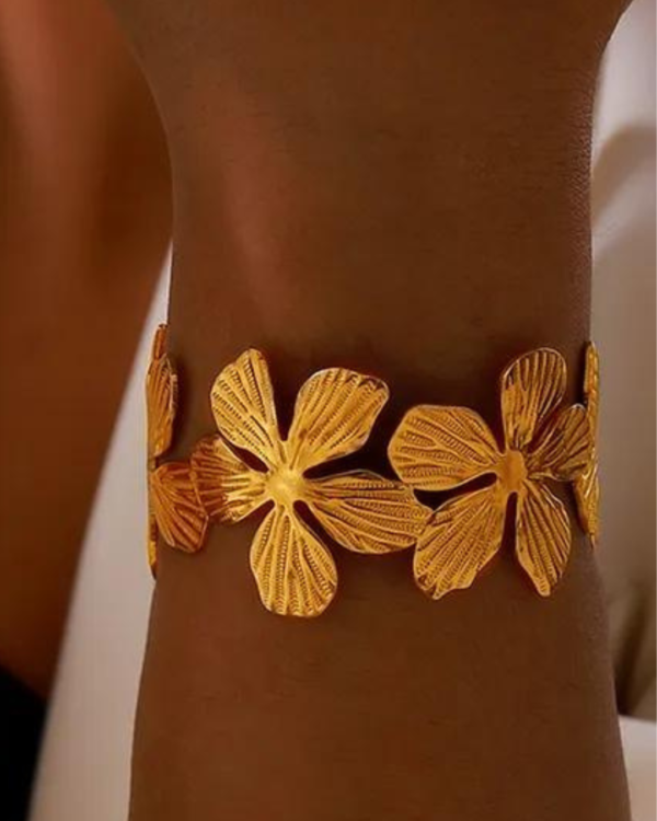 Bracelet jonc orné de grosses fleurs. Un bijou unique