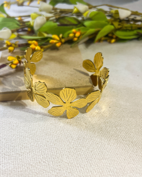 Bracelet jonc orné de grosses fleurs. Un bijou unique