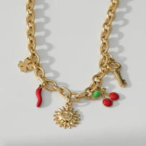 collier aux charms Soleil, Cerise, Clé, Piment et Trèfle.